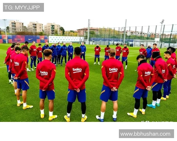 足球明星双人走路姿势的魅力与风采解析