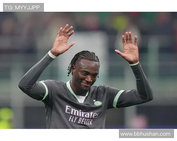 足球明星遭遇蚊子袭击意外受伤引发球迷热议与关注